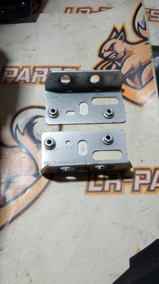 LR092798 Кронштейн  кріплення бампера правий RANGE ROVER VELAR (L560) Б/У